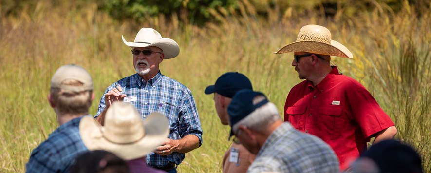 诺布尔（Noble）的生产者关系总监休·阿乔（Hugh Aljoe）和诺布尔（Noble）的总牧场经理乔·波基（Joe Pokay）与牧场主小组进行了访问Noble Research Institute的Red River Ranch。188bet金宝搏代理