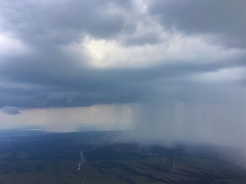 暴雨横扫风车场 从飞机窗上拍下